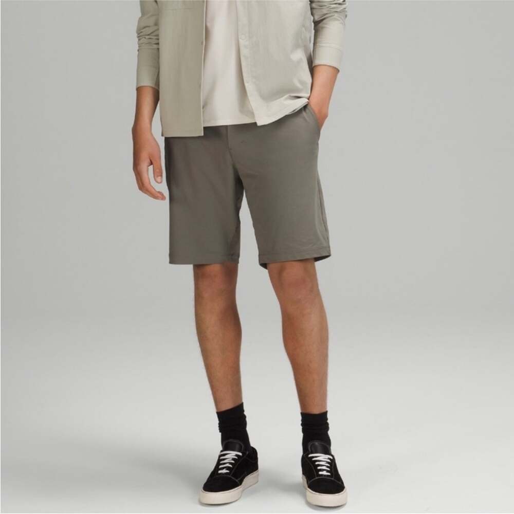 Lululemon Commission Shorts 9” Green Size 32 Men’s Casual Golf Chino Flat Front